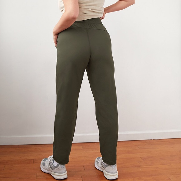 Aritzia Pants - NWT Aritzia The Group by Babaton Weekender Pant